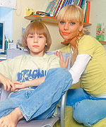 Елена Корикова с сыном Арсением. Елена Корикова с сыном Арсением.