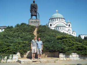 Вадим Грачев с другом. Сербия, центр Белграда. Памятник Карагеоргию, на заднем фоне собор св. Саввы Сербского.