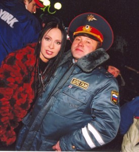 Марина Хлебникова и сотрудник ГИБДД Марина Хлебникова и сотрудник ГИБДД