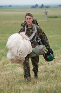 Военный летчик Дмитрий Заславец Летчик Дмитрий Заславец. Истребительная авиация. Истребители, военные самолеты. Прыжки с парашютом.