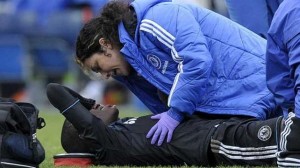 Ева Карнейро оказывает помощь футболисту. Ева Карнейро оказывает помощь футболисту.