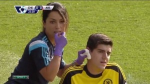 Врач "Челси" Ева Карнейро и вратарь Тибо Куртуа. Врач "Челси" Ева Карнейро и вратарь Тибо Куртуа.