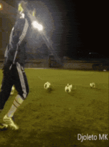 Доктор "Челси" Ева Карнейро пробивает штрафной. Доктор "Челси" Ева Карнейро пробивает штрафной.