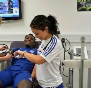 Ева Карнейро лечит игроков. Ева Карнейро лечит игроков.