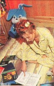 Певица Лариса Черникова Певица Лариса Черникова дома с книжкой