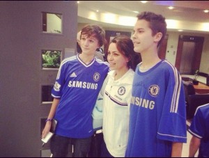 Ева Карнейро с болельщиками. Ева Карнейро с болельщиками.