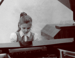 Маленькая Марина Девятова за роялем. Маленькая Марина Девятова за роялем.