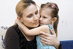 Лыжница Юлия Чепалова с дочкой Лыжница Юлия Чепалова с дочкой