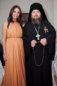 Оксана Федорова и Настоятель храма св. вмч. Никиты игумен Амвросий (Шевчук). Оксана Федорова и Настоятель храма св. вмч. Никиты игумен Амвросий (Шевчук).