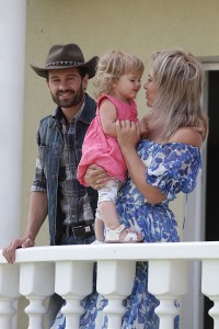 Антон и Виктория Макарские с дочкой Машей Антон и Виктория Макарские с дочкой Машей