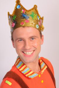 Ричард Бондарев - Бериляка Актер театра и кино Ричард Бондарев, детский телеканал "Карусель", телепередача Волшебный Чуланчик, Бериляка учится читать, здоровый образ жизни