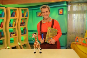 Ричард Бондарев - Бериляка Актер театра и кино Ричард Бондарев, детский телеканал "Карусель", телепередача Волшебный Чуланчик, Бериляка учится читать, здоровый образ жизни