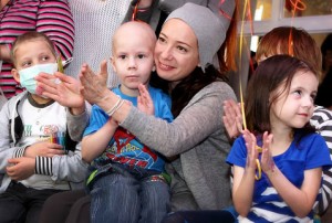 Актриса Чулпан Хаматова и детки Актриса Чулпан Хаматова и детки (фонд Подари жизнь)