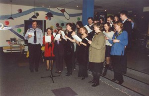 Генеральный директор Харри Херцог, Наталья Ольховская и сотрудники поют гимн компании