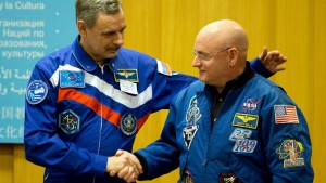 Космонавты Михаил Корниенко и Скотт Келли Космонавты Михаил Корниенко и Скотт Келли