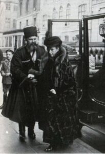 Тимофей Ящик и Государыня Императрица Мария Фёдоровна. Копенгаген. 1924 г. Тимофей Ящик и Государыня Императрица Мария Фёдоровна. Копенгаген. 1924 г.