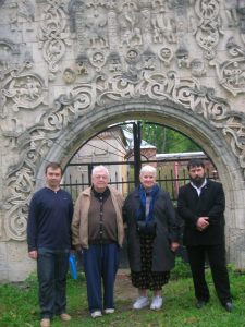 Вадим Грачев, В. Ф. Бандурко с супругой, Василий Ящиков на фоне Фёдоровского городка в Царском Селе. Вадим Грачев, В. Ф. Бандурко с супругой, Василий Ящиков на фоне Фёдоровского городка в Царском Селе.