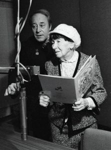 Рина Зеленая и главный редактор журнала "Колобок" Виктор Щеглов готовят запись новой сказки в студии звукозаписи Всесоюзного радио. Рина Зеленая и главный редактор журнала "Колобок" Виктор Щеглов готовят запись новой сказки в студии звукозаписи Всесоюзного радио.