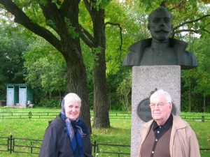 Виктор Фёдорович Бандурко с супругой у памятника Государю Николаю 2. Причём, дубы за памятником Государь и Государыня сажали в 1909 г. своими руками. Виктор Фёдорович Бандурко с супругой у памятника Государю Николаю 2. Причём, дубы за памятником Государь и Государыня сажали в 1909 г. своими руками.