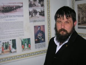 Василий Ящиков у портрета своего прадеда Тимофея Ксенофонтовича Ящика в Фёдоровском Государевом Соборе. Василий Ящиков у портрета своего прадеда Тимофея Ксенофонтовича Ящика в Фёдоровском Государевом Соборе.