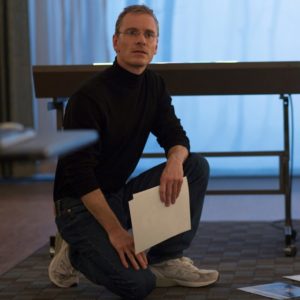Кадр из фильма "Стив Джобс", актер Майкл Фассбендер. Кадр из фильма Стив Джобс, актер Майкл Фассбендер, рецнзия
