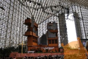 Церковь хрустального собора с органом на сцене Церковь хрустального собора с органом на сцене