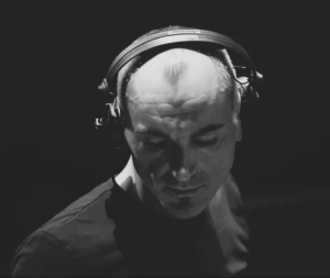 И всё-таки, Майлз, он ушёл, и не погасил света