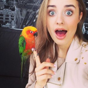Соня Есьман с попугаем Соня Есьман с попугаем