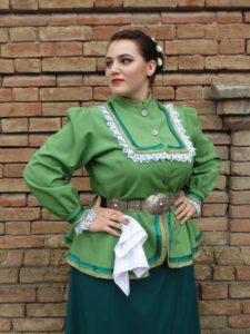 Анастасия Косолапова из ансамбля «Терцы» Моздокский р-н, станица Луковская. «Терцы» тоже многократные Лауреаты казачьих фестивалей. Анастасия Косолапова из ансамбля «Терцы» Моздокский р-н, станица Луковская. «Терцы» тоже многократные Лауреаты казачьих фестивалей.