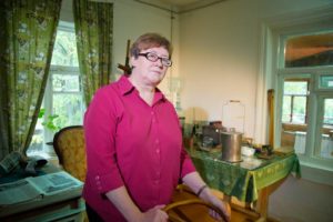 Елена Тимошенкова в кабинете Циолковского. Фото - Аркадий Дей. Елена Тимошенкова в кабинете Циолковского.