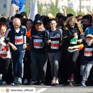 Президент Татарстана Рустам Минниханов, Эльмира Калимуллина и Вера Брежнева. Послы Казанского марафона, 2016 год. Президент Татарстана Рустам Минниханов, Эльмира Калимуллина и Вера Брежнева, Послы Казанского марафона 2016 год.