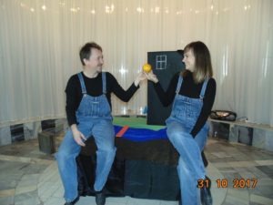 Спектакль «Лестница в небо», актер, сказочник, кукольник, режиссер Игорь Дробышев, Дипломант I Международного фестиваль–лаборатории независимых театров кукол «МОСТ» и его помощница актриса Олеся Суслова. Спектакль «Лестница в небо», актер, сказочник, кукольник, режиссер Игорь Дробышев, Дипломант I Международного фестиваль–лаборатории независимых театров кукол «МОСТ» и его помощница актриса Олеся Суслова.