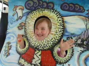 После спектакля "Северная сказка" Игоря Дробышева, маленькие зрители бесплатно фотографируются в тантамареске. После спектакля "Северная сказка" Игоря Дробышева, маленькие зрители бесплатно фотографируются в тантамареске.