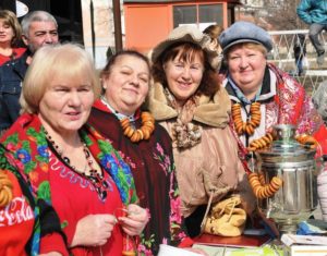 Л. Прозорова 2-ая справа в окружении народных талантов. Л. Прозорова 2-ая справа в окружении народных талантов.