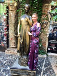 Певица Варвара. Италия, Верона, памятник Джульетте. Певица Варвара. Италия, Верона, памятник Джульетте.