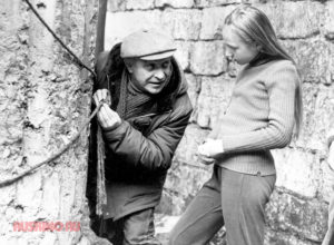 Ролан Быков и Кристина Орбакайте на съемках фильма «Чучело» Ролан Быков и Кристина Орбакайте на съемках фильма «Чучело»