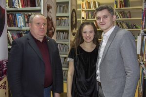 Продюсер Сергей Трубицин и Максим Васюнов с супругой. На премьере фильма “Чехов Интерстеллар”. Продюсер Сергей Трубицин и Максим Васюнов с супругой. На премьере фильма “Чехов Интерстеллар”.