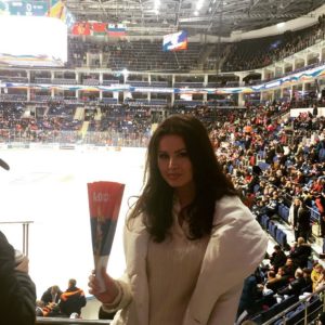 Рената Камалова. Фото с ледового стадиона: Россия - Белоруссия. Рената Камалова на хоккейном стадионе