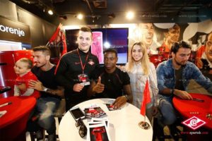 Вероника Иванова с Квинси Промесом Вероника Иванова (Вице-мисс Спартак-2018), Квинси Промес, игроки Спартака