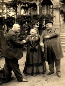 Пятидесятилетие артистической деятельности В. В. Стрельской: К. А. Варламов, В. В. Стрельская, В. Н. Давыдов. Пятидесятилетие артистической деятельности В. В. Стрельской: К. А. Варламов, В. В. Стрельская, В. Н. Давыдов.