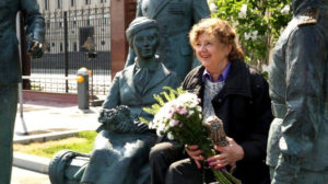 Алина Станиславовна Покровская у памятника героям фильма «Офицеры». Алина Станиславовна Покровская и Максим Васюнов, фильм Офицеры, у памятника героям фильма «Офицеры».