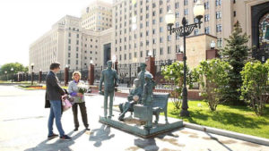 Алина Станиславовна Покровская и Максим Васюнов у памятника героям фильма «Офицеры». Алина Станиславовна Покровская и Максим Васюнов, фильм Офицеры, у памятника героям фильма «Офицеры».