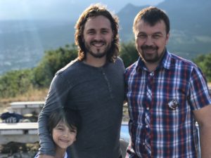 Джонатан Джексон с сыном, Вадим Грачев на вершине Машука в Пятигорске. Джонатан Джексон с сыном, Вадим Грачев на вершине Машука в Пятигорске.