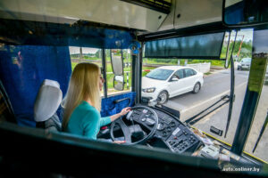 Блондинка за рулём автобуса Блондинка за рулём автобуса