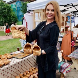 Певица Варвара на Международном фестивале народных промыслов "Город ремесел" в Вологде. Певица Варвара на Международном фестивале народных промыслов "Город ремесел" в Вологде.