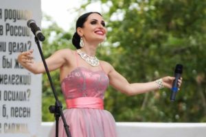 Певица Юлия Снежина Певица Юлия Снежина. 45-й Фатьяновский фестиваль