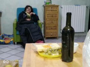 Сама милая хозяйка хостела с моим ужином на переднем плане.