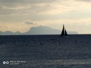 Чье-то судно с ветром борется у мыса, на фоне Капри. 