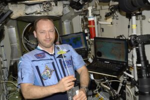 Космонавт Александр Мисуркин. На борту. Космонавт Александр Мисуркин, на борту.