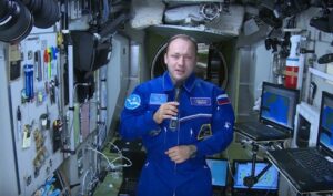 Космонавт Александр Мисуркин, на станции всё приклеено. Космонавт Александр Мисуркин, на станции всё приклеено